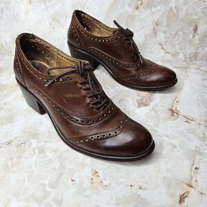 FRYE Maggie Perforated Wingtip Oxford Shoes Heeled Leather Bootie Women's Sz 7B